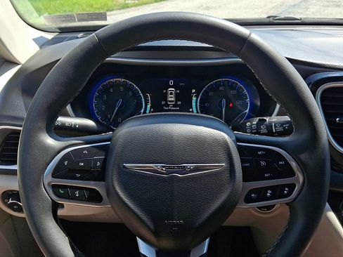 Certified 2023 Chrysler Pacifica Touring-L FWD image 19