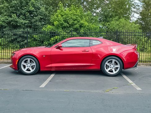 Used 2018 Chevrolet Camaro LT RWD image 6