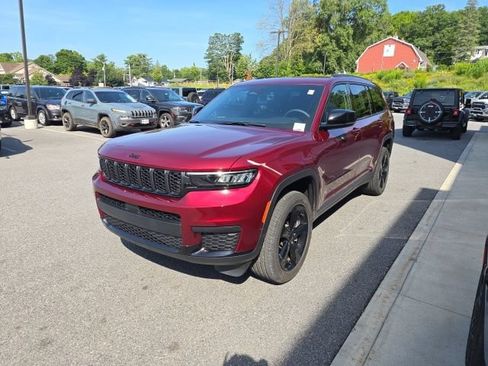 Used 2025 Jeep Grand Cherokee L Laredo AWD/4WD image 3