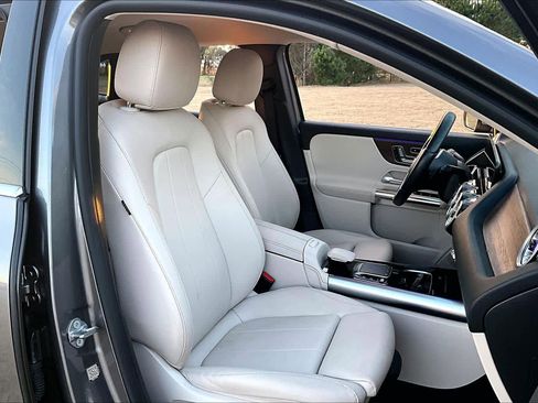 Used 2023 Mercedes-Benz GLA 250 4MATIC w/ Premium Package image 8