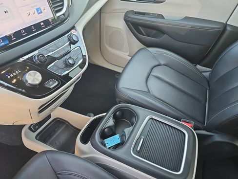 Used 2024 Chrysler Pacifica Touring-L FWD image 22