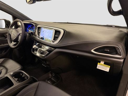 New 2026 Chrysler Pacifica Select FWD image 28