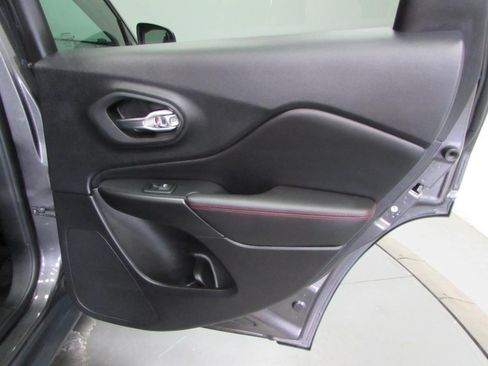 Used 2022 Jeep Cherokee Trailhawk AWD/4WD image 18