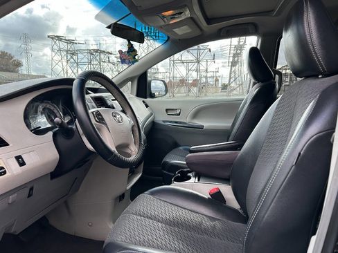 Used 2011 Toyota Sienna SE image 12