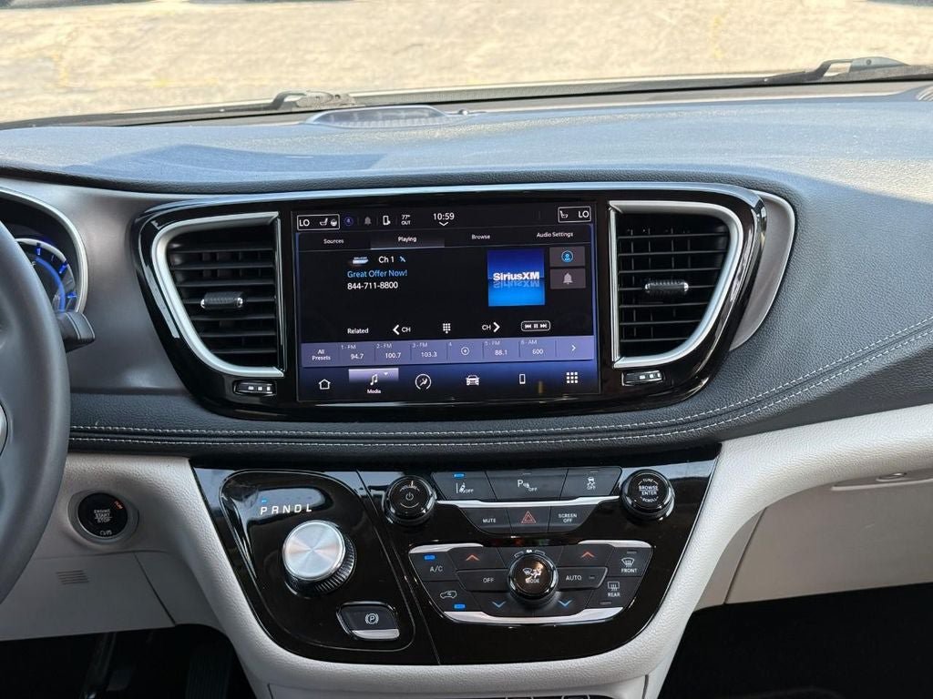 Used 2023 Chrysler Pacifica Touring-L FWD image 15