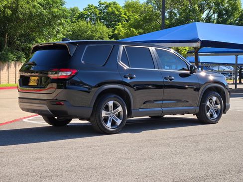 Used 2025 Honda Pilot EX-L image 3