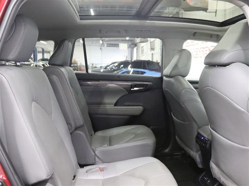 Used 2022 Toyota Highlander Platinum AWD/4WD image 17