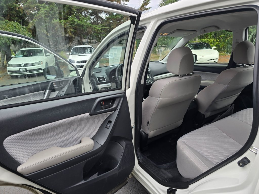Used 2017 Subaru Forester 2.5i AWD/4WD image 9