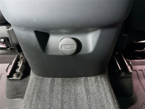 Used 2023 Volvo XC60 B5 Plus w/ Climate Package FWD image 28