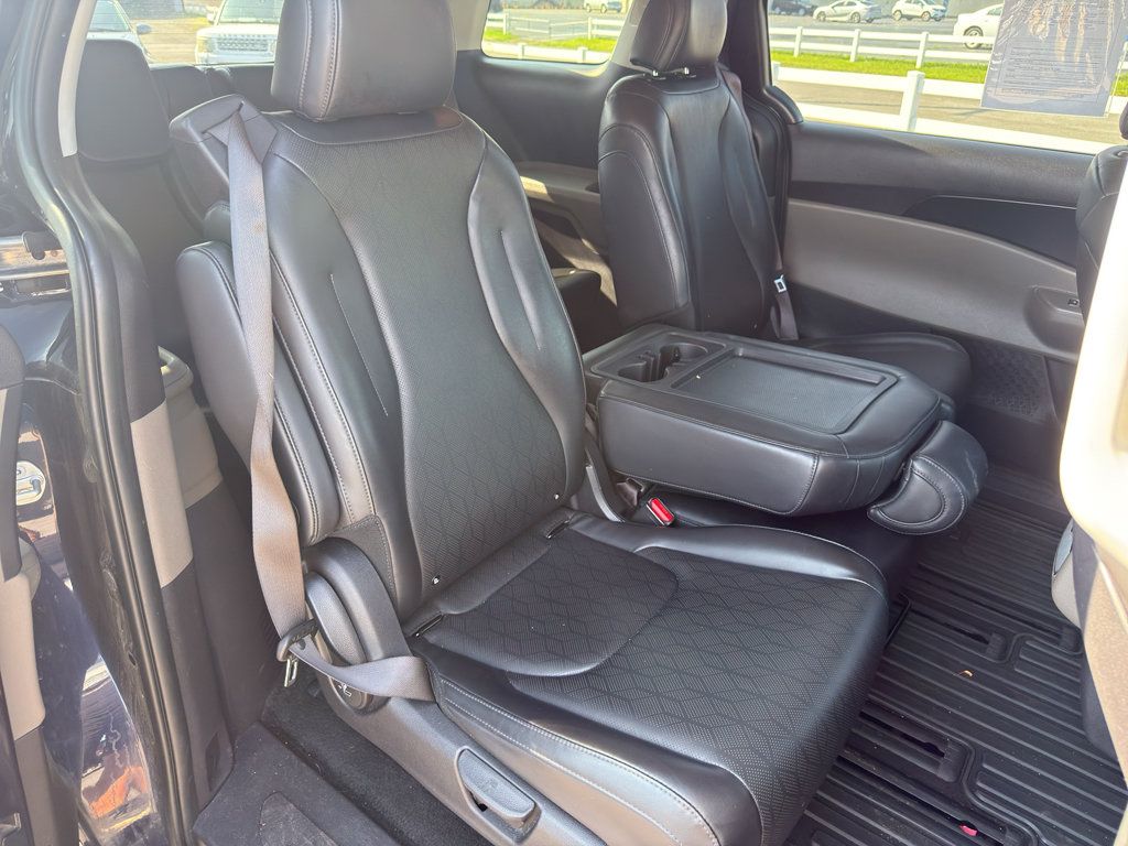 Used 2025 Kia Carnival FWD image 12