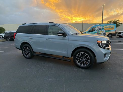 Used 2025 Ford Expedition Platinum image 2