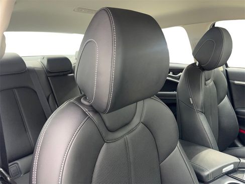 Used 2025 Genesis G70 2.5T image 45