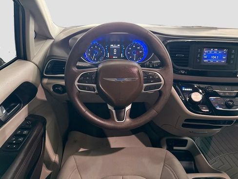 Used 2017 Chrysler Pacifica LX FWD image 20