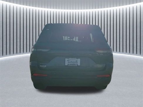 New 2025 Jeep Grand Cherokee Altitude image 4