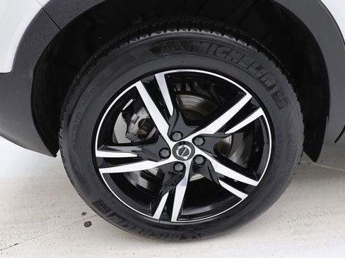 Used 2025 Volvo XC40 B5 Core image 10