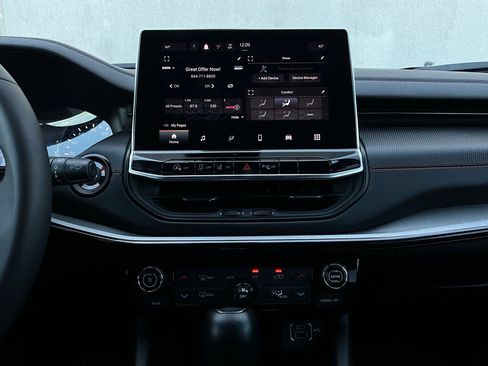 Used 2025 Jeep Compass Trailhawk image 25