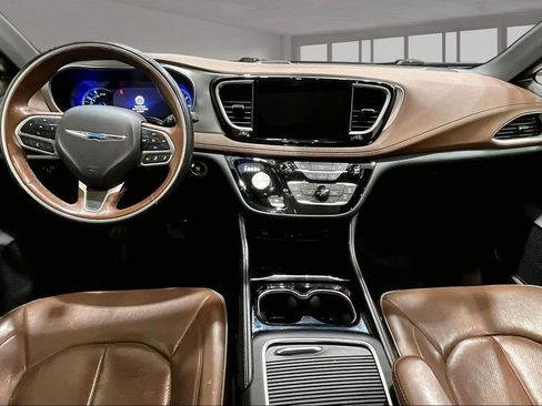 Used 2021 Chrysler Pacifica Limited w/ Uconnect Theater Family Group FWD image 13