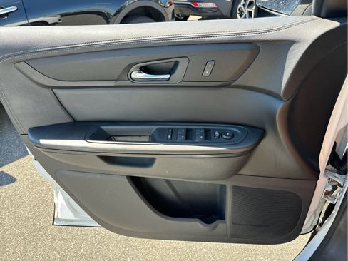 Used 2016 GMC Acadia SLE FWD image 16