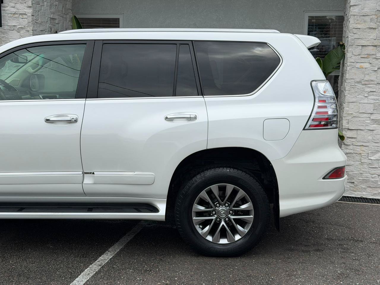 Used 2017 Lexus GX 460 Luxury w/ Preferred Accessory Package AWD/4WD image 11