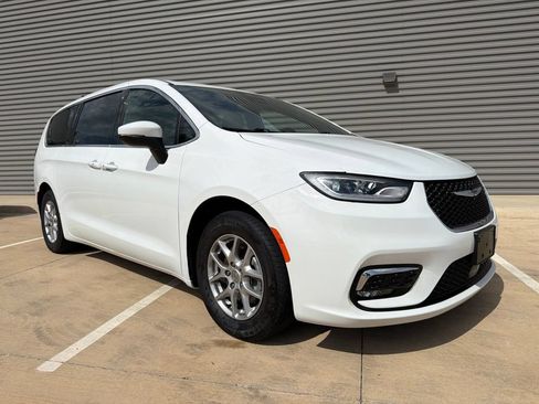 Used 2023 Chrysler Pacifica Touring FWD image 9