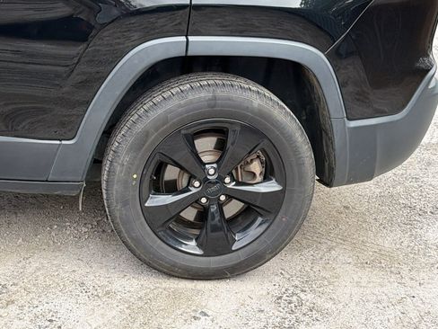 Used 2019 Jeep Cherokee Latitude Plus image 12