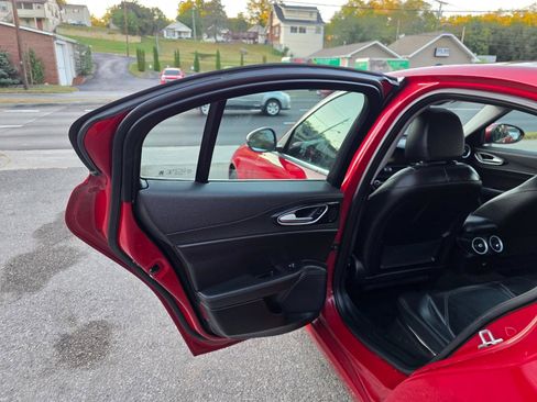 Used 2017 Alfa Romeo Giulia AWD image 12