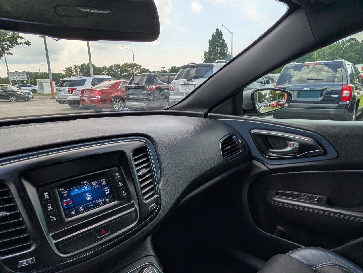 Used 2015 Chrysler 200 S w/ Comfort Group FWD image 27