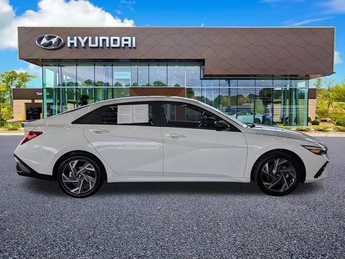 Used 2025 Hyundai Elantra SEL FWD image 5
