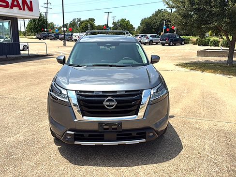 Used 2022 Nissan Pathfinder Platinum w/ Cargo Package AWD/4WD image 2