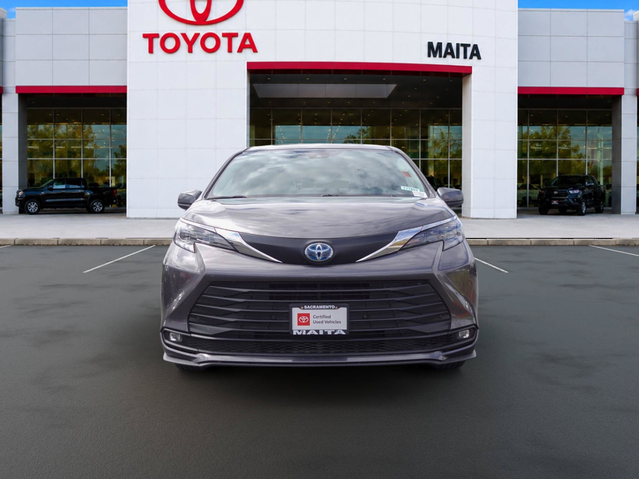 Certified 2025 Toyota Sienna XLE FWD image 8