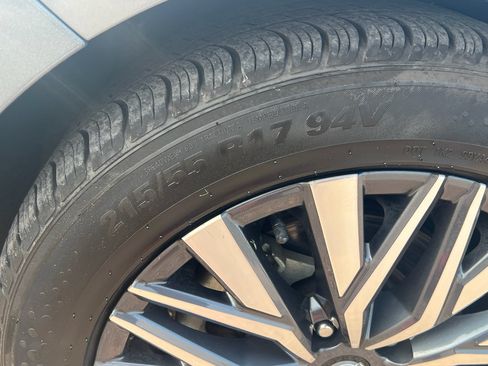 Used 2025 Nissan Altima 2.5 SV FWD image 11