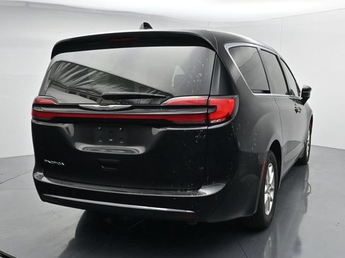 Used 2023 Chrysler Pacifica Touring-L FWD image 6