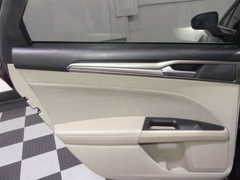 Used 2018 Ford Fusion SE w/ Fusion SE Technology Package FWD image 24