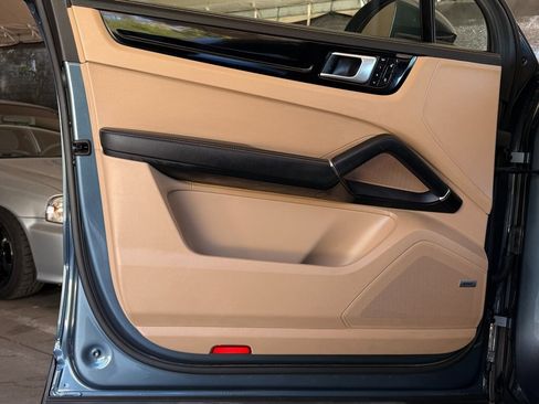 Used 2019 Porsche Cayenne image 25