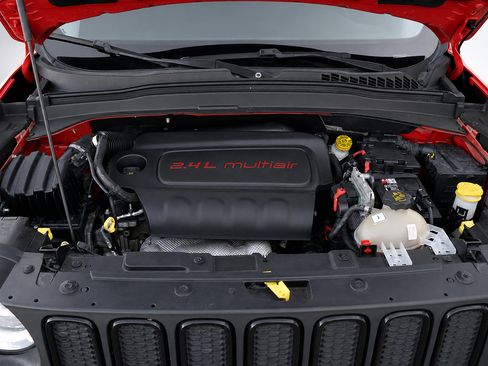 Used 2017 Jeep Renegade Altitude FWD image 38