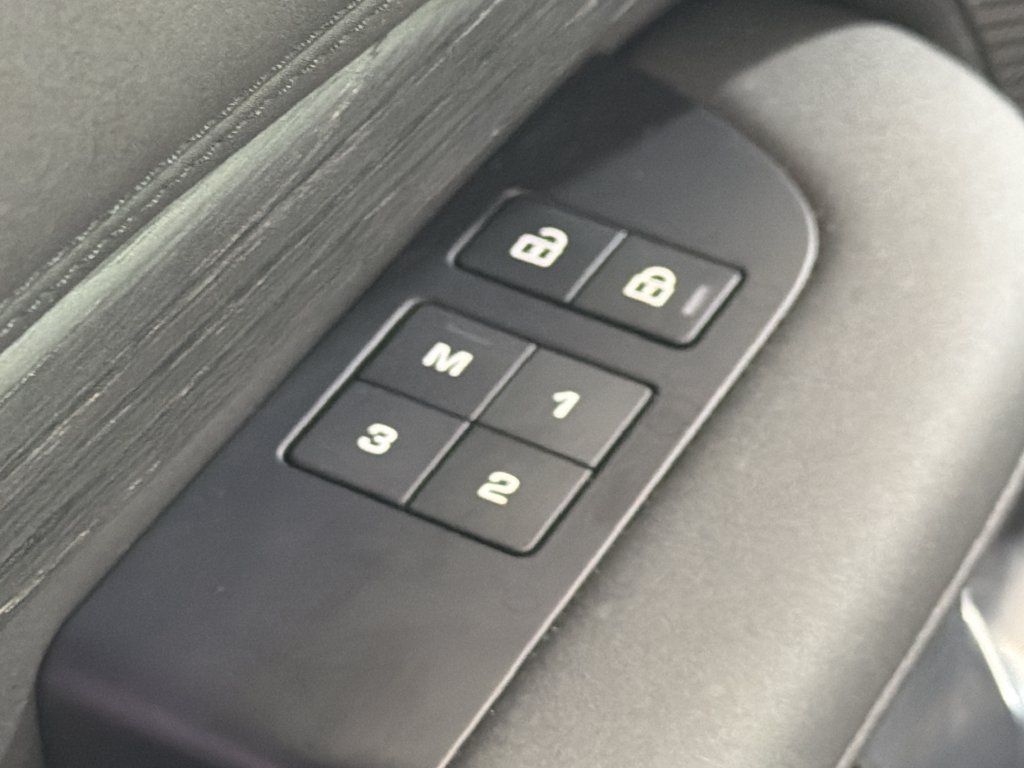 Used 2021 Land Rover Discovery S AWD/4WD image 30