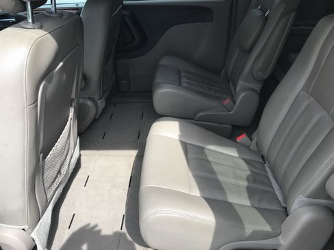 Used 2016 Chrysler Town & Country Touring image 17