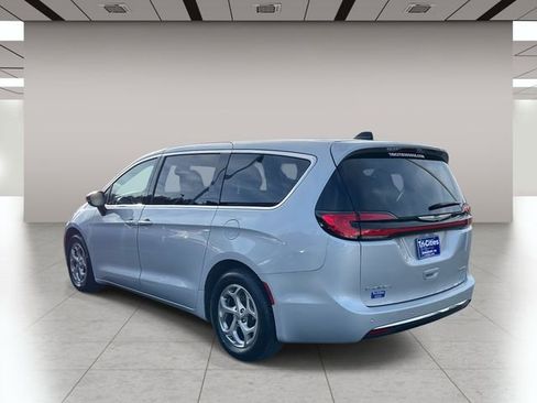 Used 2024 Chrysler Pacifica Limited image 6