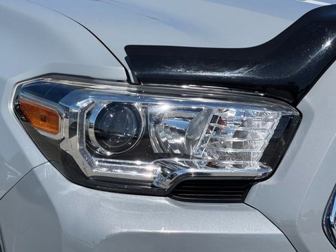 Used 2018 Toyota Tacoma TRD Off-Road w/ Technology Package image 9