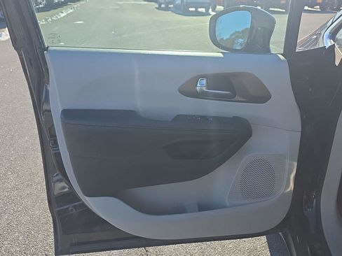 Used 2019 Chrysler Pacifica Touring-L Plus w/ Advanced Safetytec Group image 16