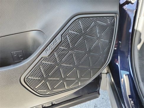 Used 2022 Toyota RAV4 XLE Premium image 18