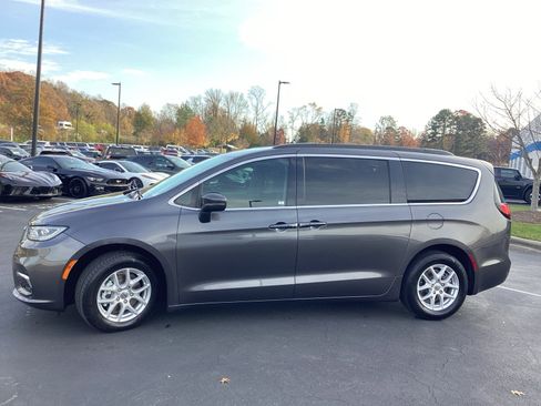 Used 2022 Chrysler Pacifica Touring-L image 6