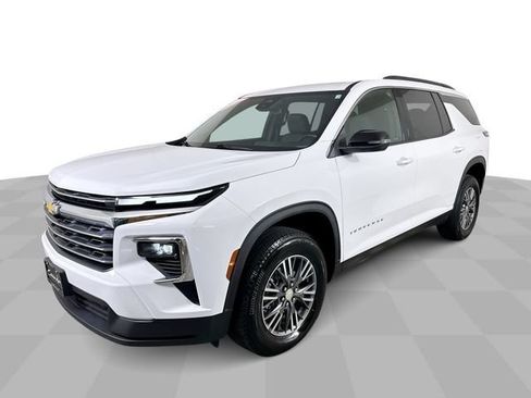 Used 2025 Chevrolet Traverse LT FWD image 1