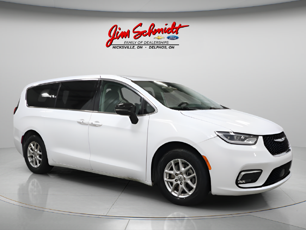 Used 2024 Chrysler Pacifica Touring-L FWD image 2