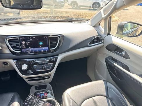 Used 2023 Chrysler Pacifica Touring-L FWD image 20