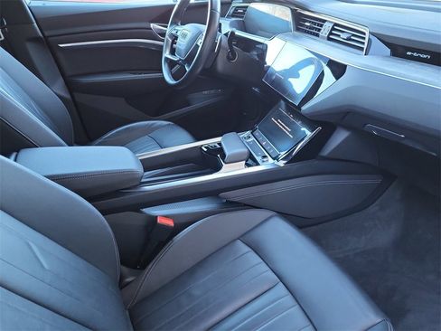 Used 2022 Audi e-tron Premium w/ Convenience Plus Package image 18