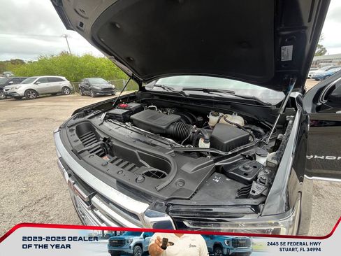 Used 2024 GMC Yukon SLT w/ SLT Luxury Package image 23