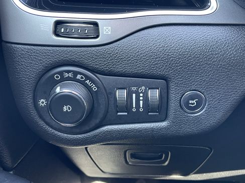 Used 2020 Jeep Cherokee Limited image 14