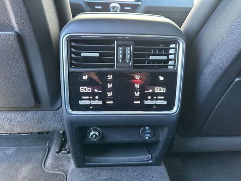 Used 2022 Porsche Cayenne Platinum Edition image 37