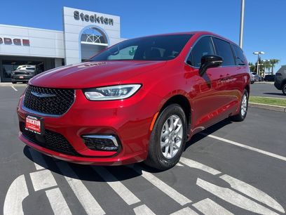 Used 2025 Chrysler Pacifica Select